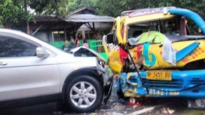 Sopir Luka Parah, Satu Angkot di Karimun Tabrakan dengan Honda CRV