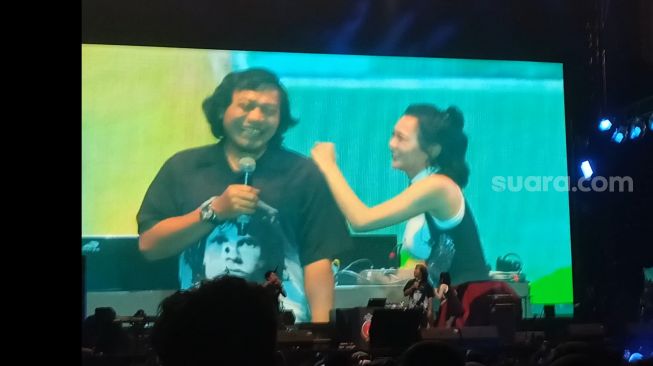 Komeng, Wika Salim dan Oomleo Berkaraoke di festival Berdendang Bergoyang, Istora Senayan, Jakarta Pusat pada Jumat (28/10/2022) [Suara.com/Rena Pangesti]