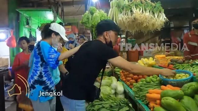 Momen Ayu Ting Ting dan Ayah Ojak Belanja di Pasar (YouTube TRANS7 OFFICIAL)