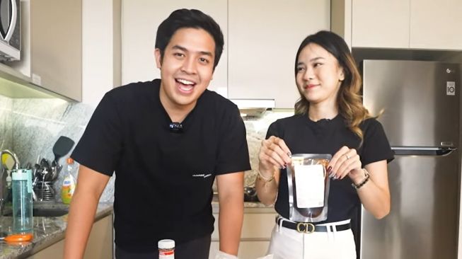 Momen Jerome Polin masak bareng Jessica Jane (YouTube/Jessica Jane)