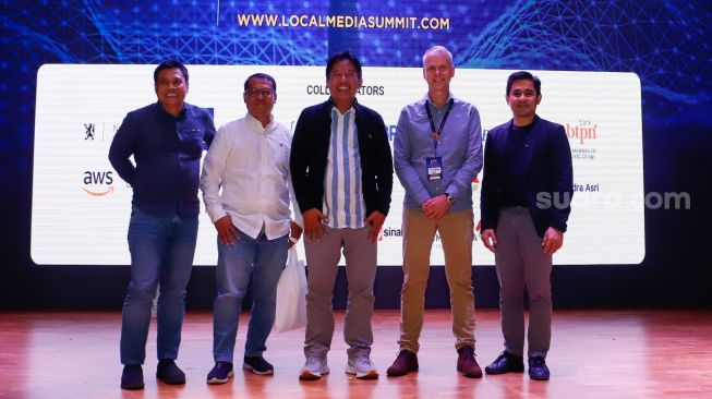 (dari kiri ke kanan) Managing Partner Inventure Yoswuhady, Anggot Dewan Pers Sapto Anggoro, Pemimpin Redaksi Suara.com, Head of Department Asia International Media Support Lars Bestle dan Moderator Arfi Bambani berfoto bersama saat penutupan Local Media Summit 2022 di Perpustakaan Nasional, Jakarta Pusat, Jumat (28/10/2022). [Suara.com/Alfian Winanto]