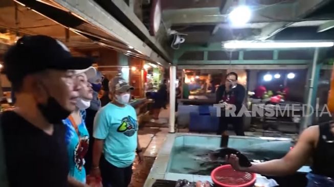 Momen Ayu Ting Ting dan Ayah Ojak Belanja di Pasar (YouTube TRANS7 OFFICIAL)