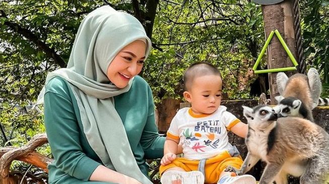 Potret Artis Single Parent Liburan bareng Anak (Instagram/nathalieholscher)