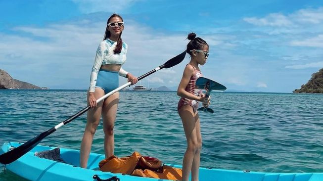 Potret Artis Single Parent Liburan bareng Anak (Instagram/tynadwijayanti)