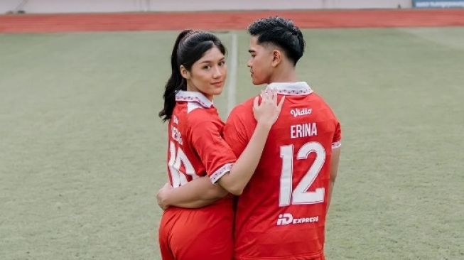 Kaesang Pangarep - Erina Gudono Pamer Foto Prewedding Pakai Jersey PERSIS Solo (Dok: Instagram/Erina Gudono)