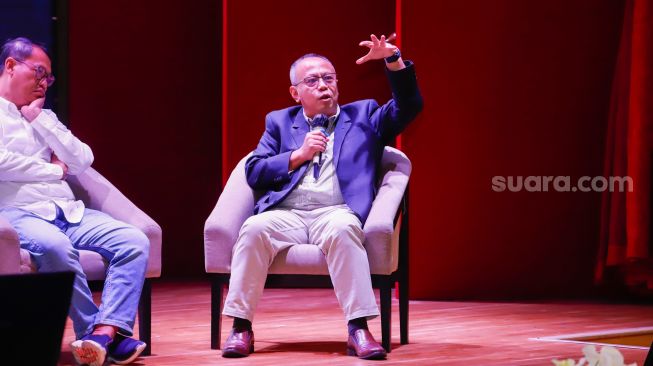 Corporate Communication Director at Danone Indonesia Arif Mujahidin saat menjadi pembicara dalam workshop bertemakan "Reinventing Local Media: Finding opportunities and overcoming the challenges" saat Local Media Summit 2022 di Perpustakaan Nasional, Jakarta Pusat, Jumat (28/10/2022). [Suara.com/Alfian Winanto]