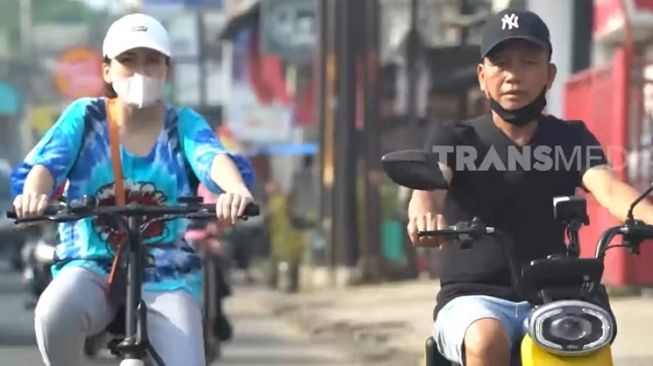 Momen Ayu Ting Ting dan Ayah Ojak Belanja di Pasar (YouTube TRANS7 OFFICIAL)