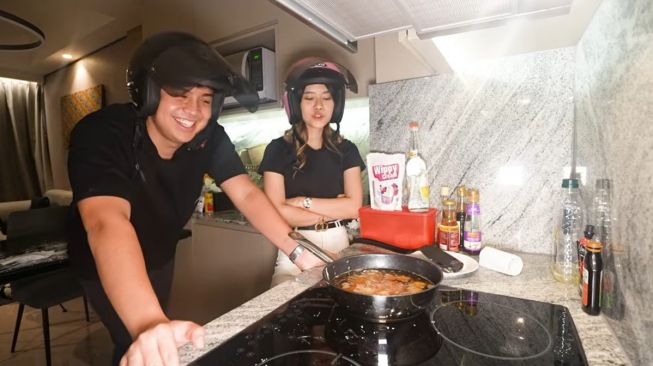 Momen Jerome Polin masak bareng Jessica Jane (YouTube/Jessica Jane)