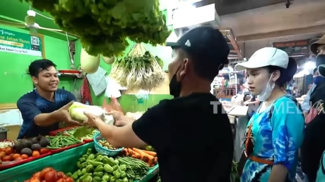 Momen Ayu Ting Ting dan Ayah Ojak Belanja di Pasar (YouTube TRANS7 OFFICIAL)