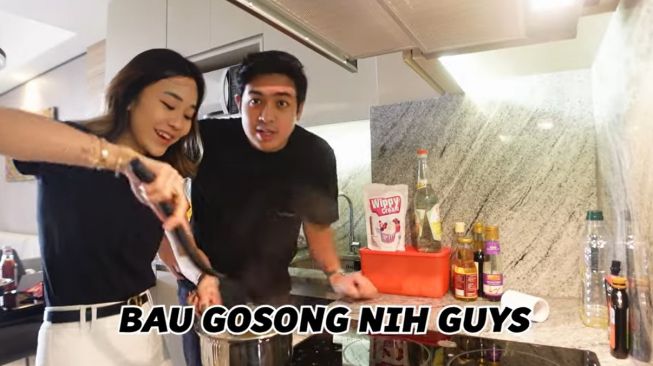 Momen Jerome Polin masak bareng Jessica Jane (YouTube/Jessica Jane)