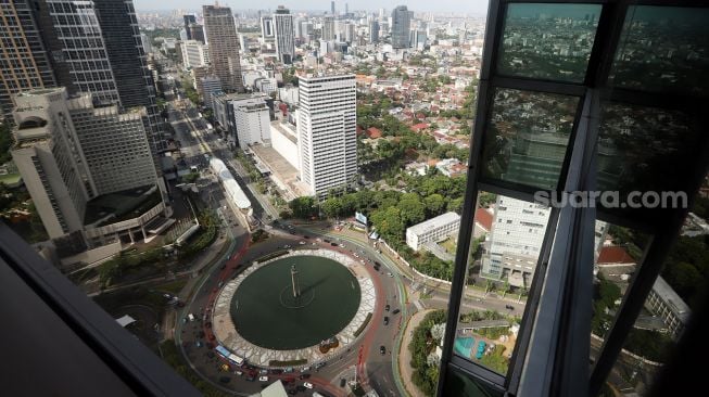 Suasana kawasan padat penduduk dan gedung bertingkat di Jakarta, Sabtu (29/10).  [Suara.com/Oke Atmaja]