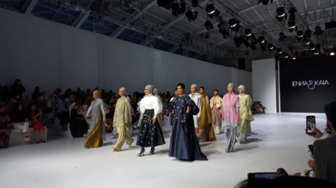 Adu Gaya Titi Kamal, Eno Lerian dan Revalina S Temat di Runway JFW 2023, Siapa Lebih Kece?