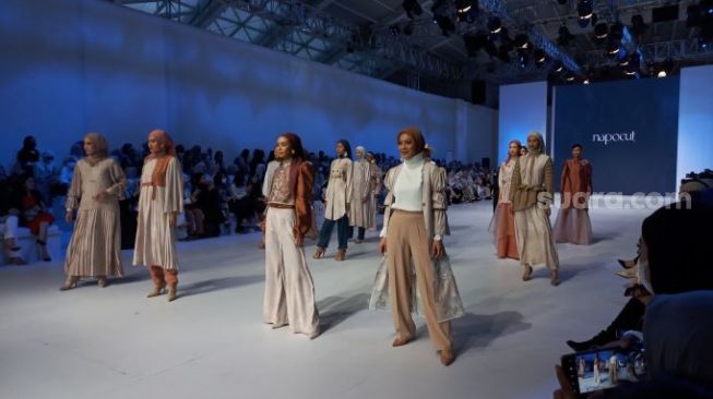 Jenna&Kaia, Hijab Chic dan naPocutb berkolaborasi hadirkan busana Woman in Rhythm di Jakarta Fashion Week 2023. (Dini/Suara.com)