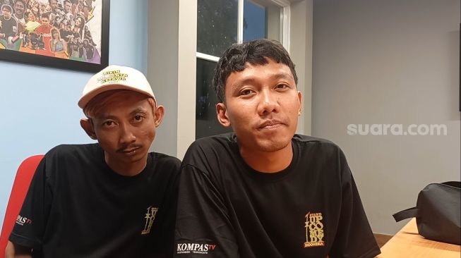 Stand Up Comedy Yono dan Dwik saat berkunjung ke kantor Suara.com [Suara.com/Rena Pangesti]