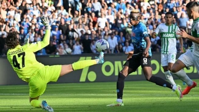 Penyerang Napoli asal Nigeria Victor Osimhen (kiri) melakukan selebrasi setelah mencetak gol ke gawang Sassuolo saat pertandingan Liga Italia di Diego Armando Maradona Stadium, Naples, Sabtu (29/10/2022) [AFP/ALBERTO PIZZOLI]