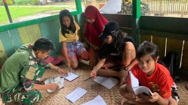 Tinggal di Perbatasan Indonesia-Malaysia, Anak-anak di Desa Nanga Bayan Dapat Bimbel
