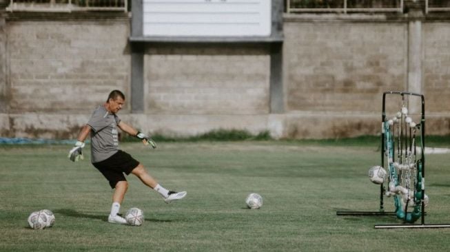 Pelatih Kiper Bali United Marcelo da Silva Pires sedang menjajal alat bantu latihan kiper terbaru bernama Prodeflect 2. (HO/Baliutd.com)