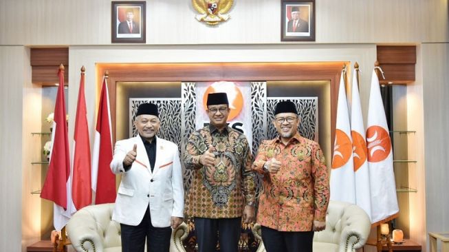 Presiden PKS Ahmad Syaikhu dan Wakil Ketua Majelis Syura PKS Ahmad Heryawan bersama Anies Baswedan [PKS]