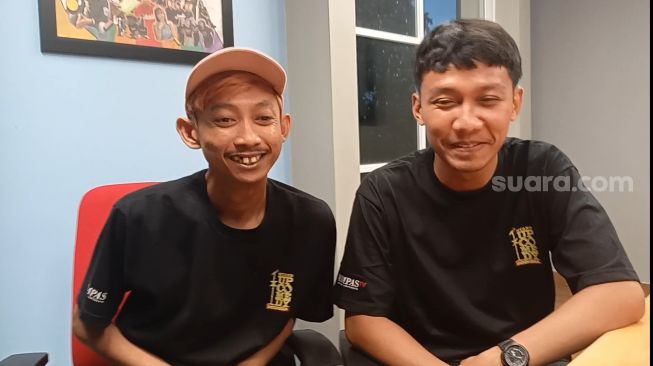 Stand Up Comedy Yono dan Dwik saat berkunjung ke kantor Suara.com [Suara.com/Rena Pangesti]