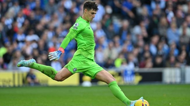 Kiper Chelsea, Kepa Arrizabalaga tampil pada laga Liga Inggris kontra Brighton di Stadion American Express Community, Brighton, Inggris, Sabtu (29/10/2022) malam WIB. [Glyn KIRK / AFP]