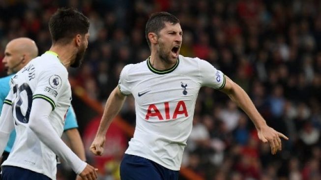 Pemain Tottenham Hotspur Ben Davies (kanan) merayakan gol kedua Tottenham saat menghadapi Bournemouth pada pertandingan pekan ke-14 Liga Inggris di Stadion Vitality, Bournemouth, Sabtu (29/10/2022). Tottenham mengalahkan Bournemouth 3-2. [AFP]