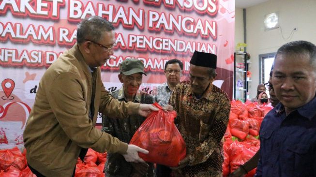 Asik, Warga Sungai Belidak Dapat Bansos dari Pemprov Kalbar