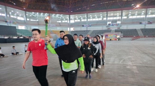 Dahliana-Heriyanto Jadi Pembawa Obor pada Pembukaan Porprovsu 2022