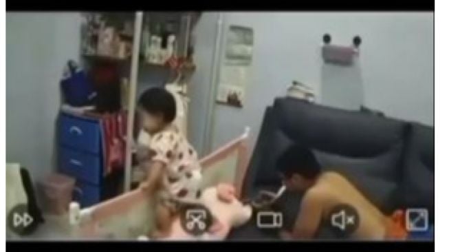 Bapak Tega! Anak Jatuh dari Kasur, Bukan Nolongin, Malah Asyik Main Game Bikin Publik Emosi