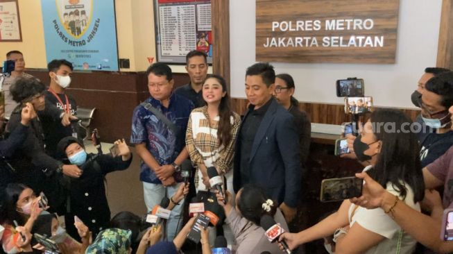 Dewi Perssik usai melaporkan tiga akun fans Lesti Kejora dan Rizky Billar [Suara.com/Adiyoga Priyambodo]