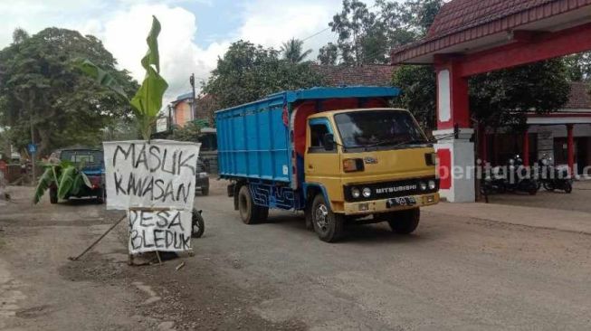 Jalan Rusak 8 Kilometer di Blitar Tak Juga Diperbaiki, Warga Geram Tanami Pohon Pisang