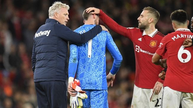 Pelatih West Ham United, David Moyes (kiri) bercengkerama dengan kiper Manchester United, David de Gea usai laga Liga Inggris di Old Trafford, Manchester, Inggris, Senin (31/10/2022) WIB. [Oli SCARFF / AFP]