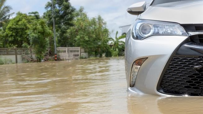 Curah Hujan Lagi Tinggi, Ini Tips Pilih Asuransi Kendaraan Yang Melindungi dari Risiko Banjir