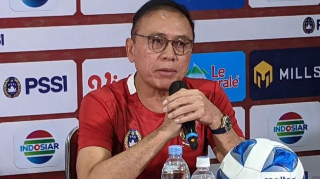 Iwan Bule, Ketua Umum PSSI memberi keterangan pada wartawan. (Twitter/@ElshintaDotcom)