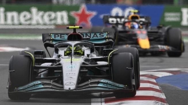 Pembalap Mercedes Lewis Hamilton balapan di depan pembalap Meksiko Red Bull Racing Sergio Perez selama Grand Prix Formula 1 Meksiko di Hermanos Rodriguez di Mexico City pada 30 Oktober 2022. Alfredo ESTRELLA / AFP