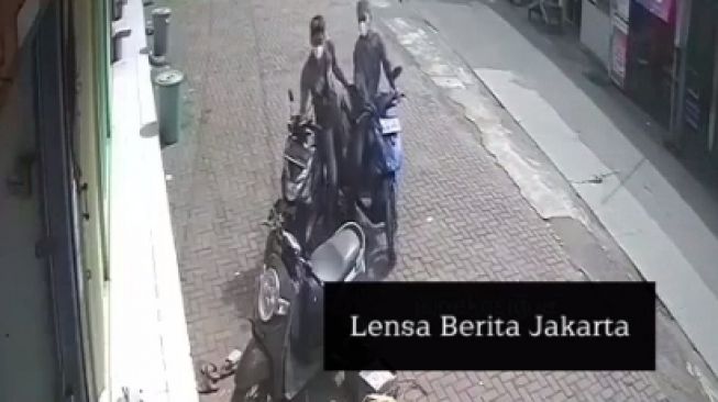 CCTV Rekam Aksi Nekat Dua Pelaku Pencurian Motor di Kemanggisan Pulo, Nopol Ditutup Bikin Sulit Polisi