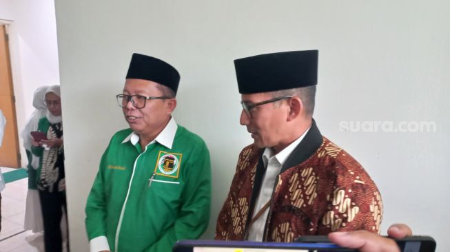 Wakil Ketua Umum DPP PPP Arsul Sani bersama Sandiaga Uno. (Suara.com/Bagaskara)