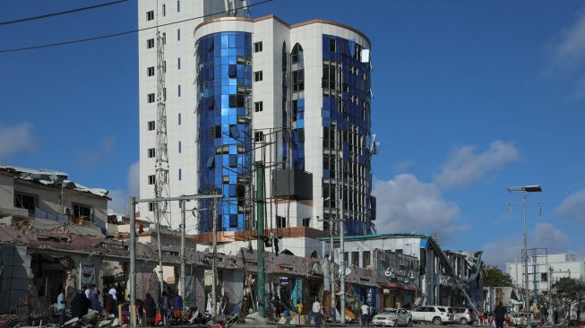 Penampakan bangunan yang hancur dan rusak setelah sebuah bom mobil meledak di Mogadishu, Somalia, Minggu (30/10/2022). [HASSAN ALI ELMI / AFP]
