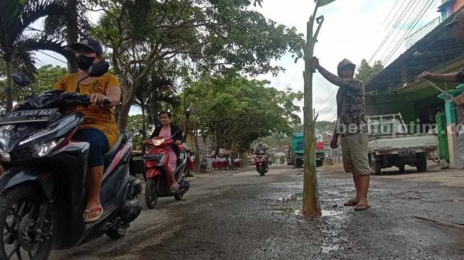 Jalan Rusak Sepanjang 8 Kilometer Tak Kunjung Dilirik Pemkab Blitar, Warga Protes dengan Tanami Pohon Pisang