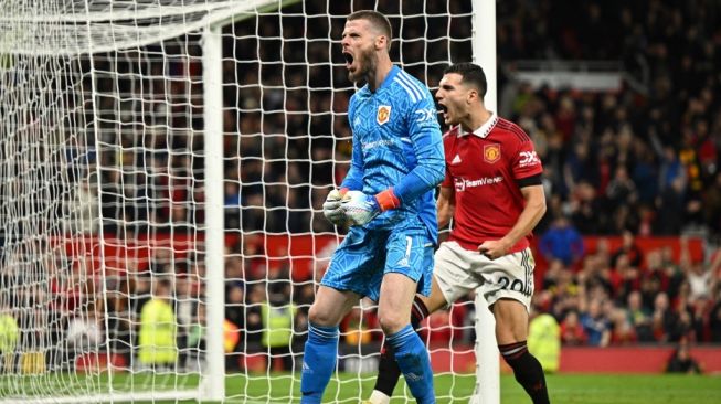 Gestur kiper Manchester Unted, David de Gea usai laga Liga Inggris kontra West Ham United di Old Trafford, Manchester, Inggris, Senin (31/10/2022) WIB. [Oli SCARFF / AFP]