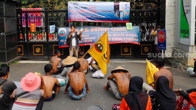 Massa yang tergabung dalam Serikat Petani Indonesia (SPI) menggelar aksi unjuk rasa di depan gedung Kementerian Pertanian, Jakarta Selatan, Senin (31/10/2022). [Suara.com/Alfian Winanto]