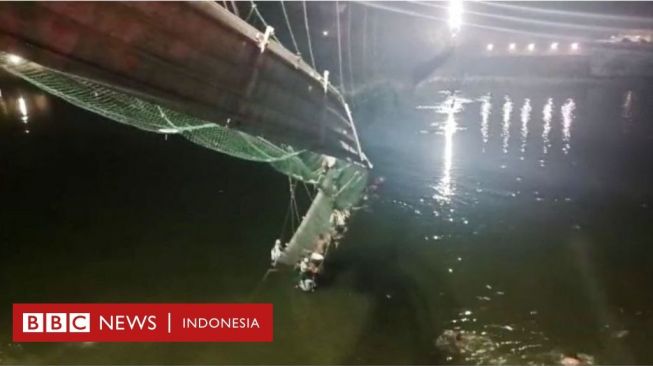 Puluhan Tewas di India Akibat Jembatan Gantung Ambruk di Tengah Sungai