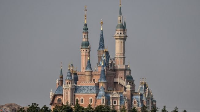 Akibat Kebijakan Lockdown Nol-Covid, Pengunjung Disney Shanghai Kini Terjebak