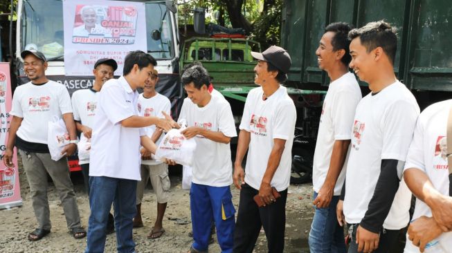 Junjung Solidaritas, Komunitas Supir Truk Kembali Bagi-bagi Sembako di Jakarta Utara