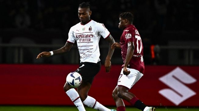 Penyerang AC Milan, Rafael Leao (kiri) tampil pada laga Liga Italia kontra Torino di Stadion Grande Torino, Turin, Italia, Senin (31/10/2022) WIB. [MARCO BERTORELLO / AFP]