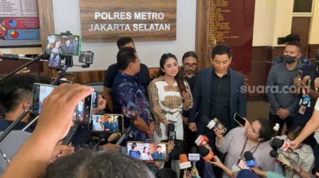 Disebut Mandul hingga Pelacur, Dewi Perssik Resmi Polisikan 3 Akun Fans Lesti Kejora dan Rizky Billar