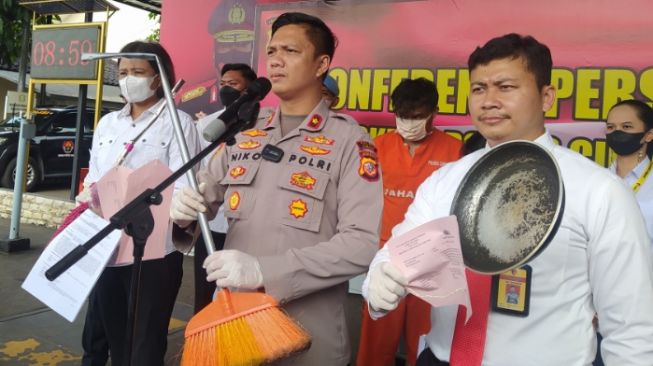 Polres Cimahi menggelar ekspose penyekapan dan penyiksaan asisten rumah tangga (ART) di Kabupaten Bandung Barat. [Suara.com/Ferrye Bangkit Rizki]