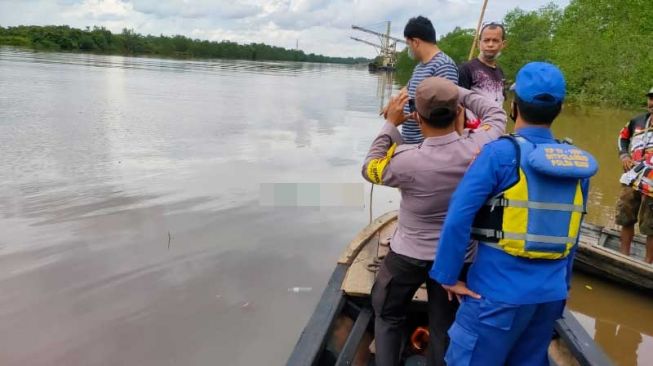Mayat Wanita Berkaos Retro Mengapung di Sungai Siak, Penyebab Masih Misterius