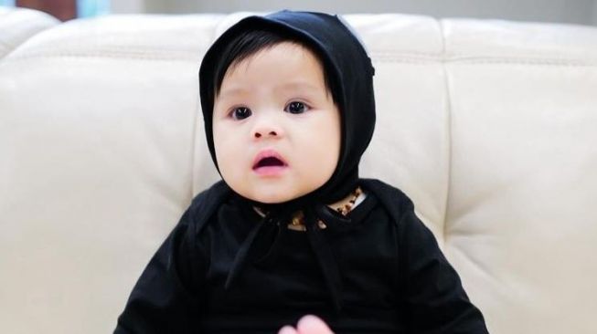 Baby Ameena Pakai Jumpsuit Tebal Super Gemas, Harganya Bisa Buat Beli HP Baru