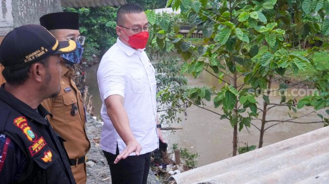 Temukan Rumah Warga Hampir Roboh karena Banjir, Kenneth PDIP Minta Heru Budi Segera Normalisasi Sungai