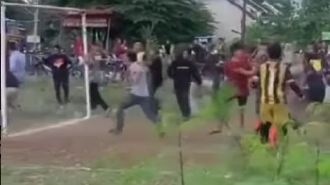 Viral Video Laga Tarkam di Bekasi Berakhir Baku Pukul, Warganet: Ganti Main Bola Bekel Aja Dah